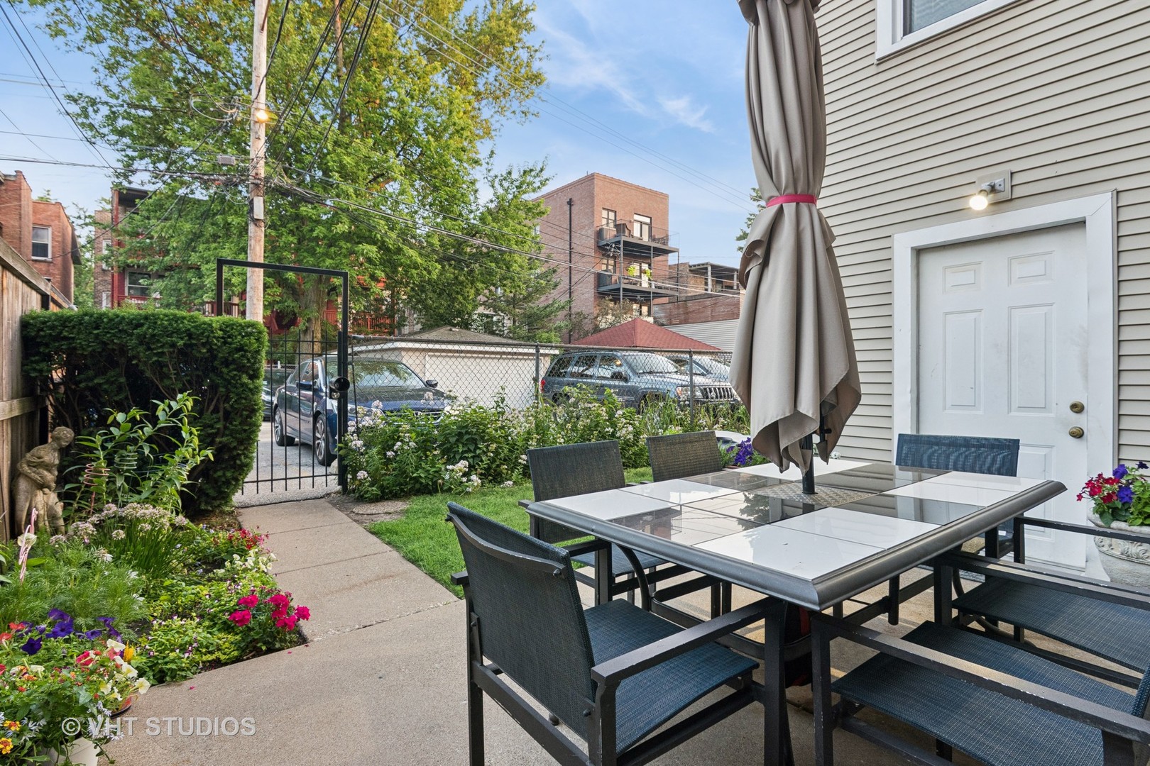 629 W Buckingham Place Unit: 1W