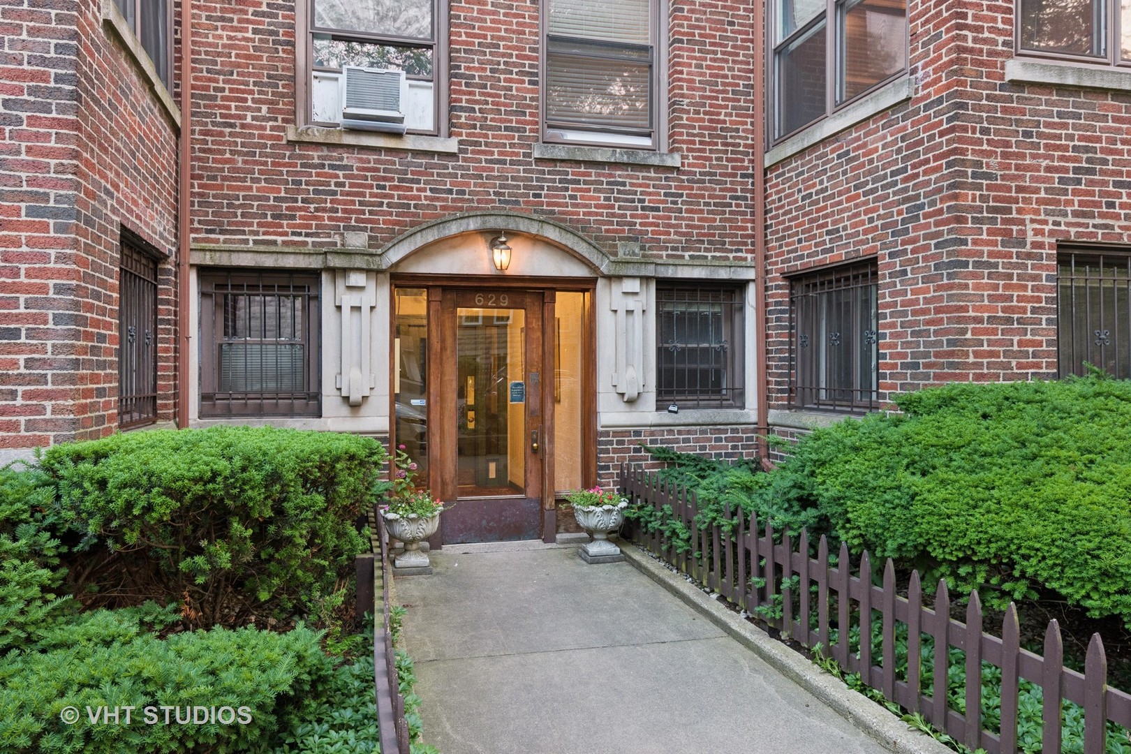 629 W Buckingham Place Unit: 1W