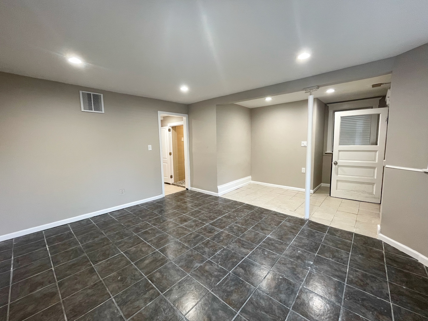 2317 W Roscoe Street Unit: G