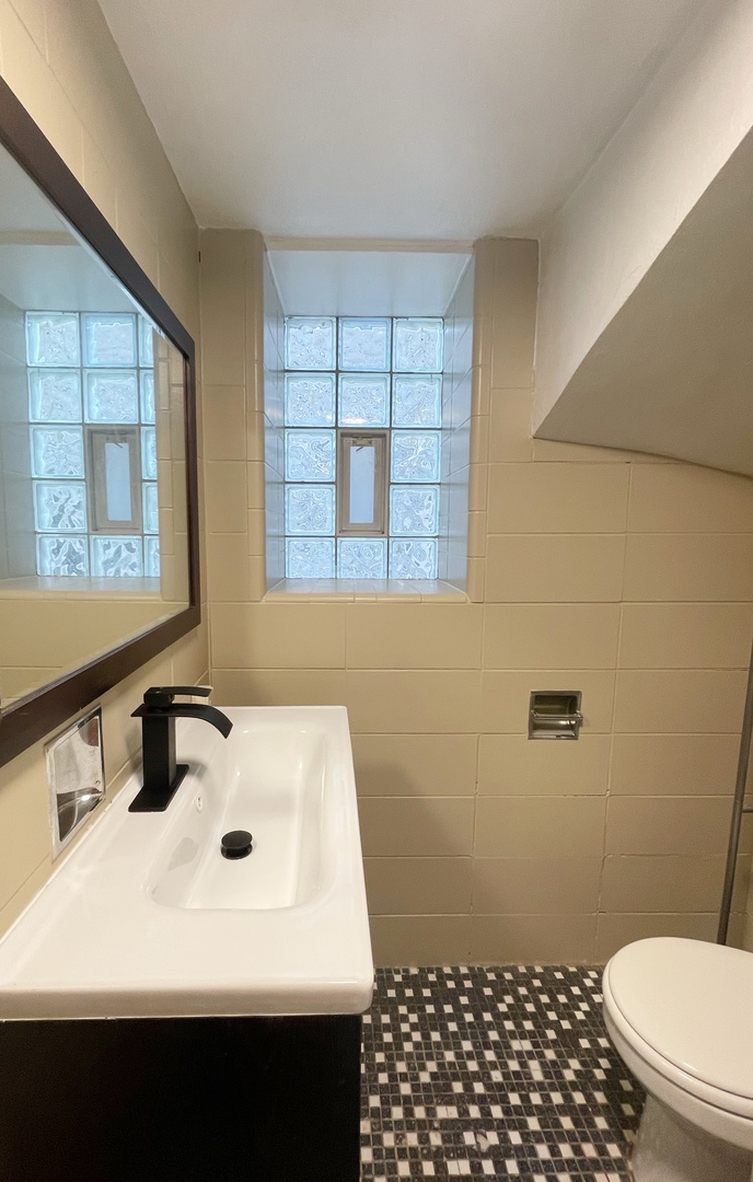 2317 W Roscoe Street Unit: G