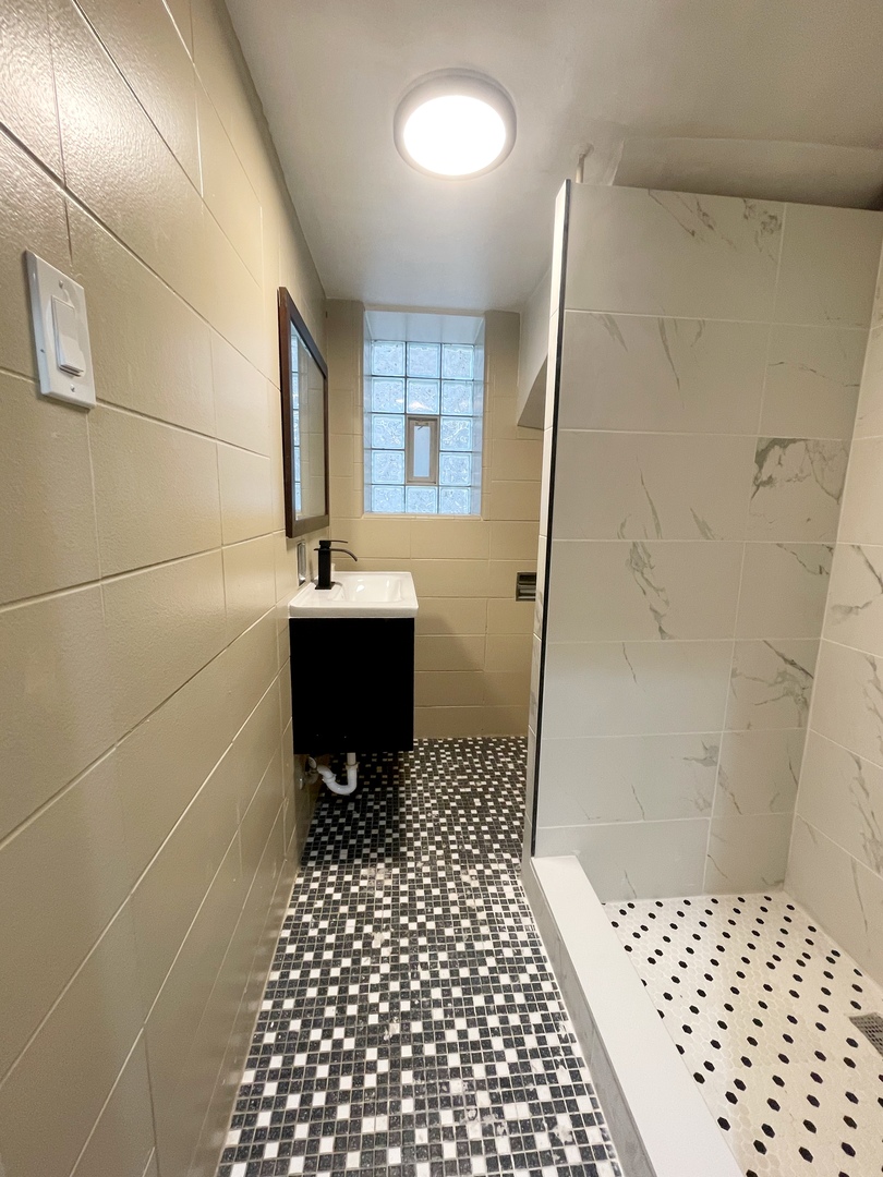 2317 W Roscoe Street Unit: G