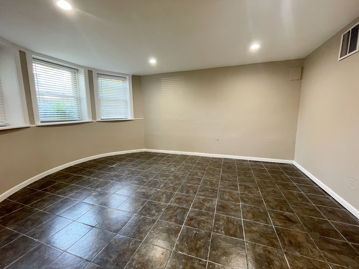 2317 W Roscoe Street Unit: G