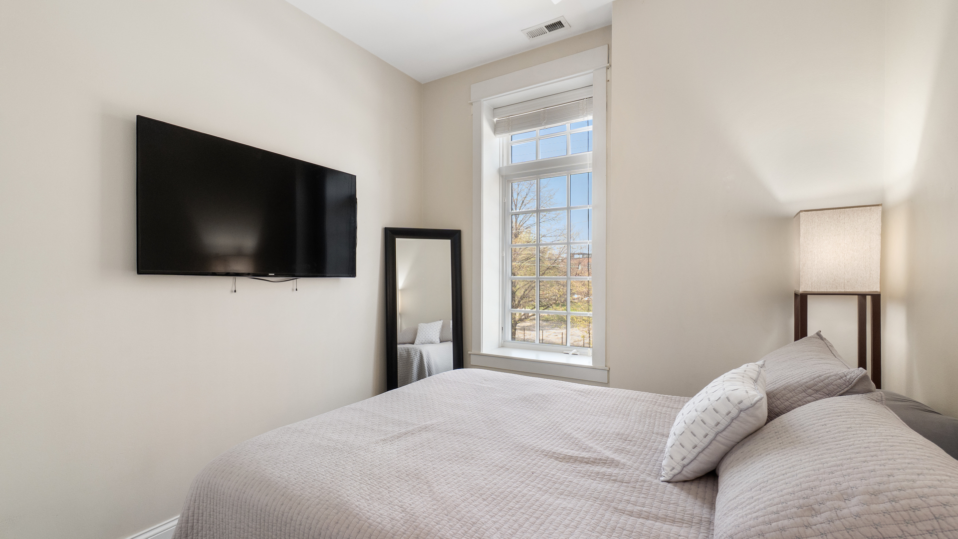 636 N Racine Avenue Unit: 2N