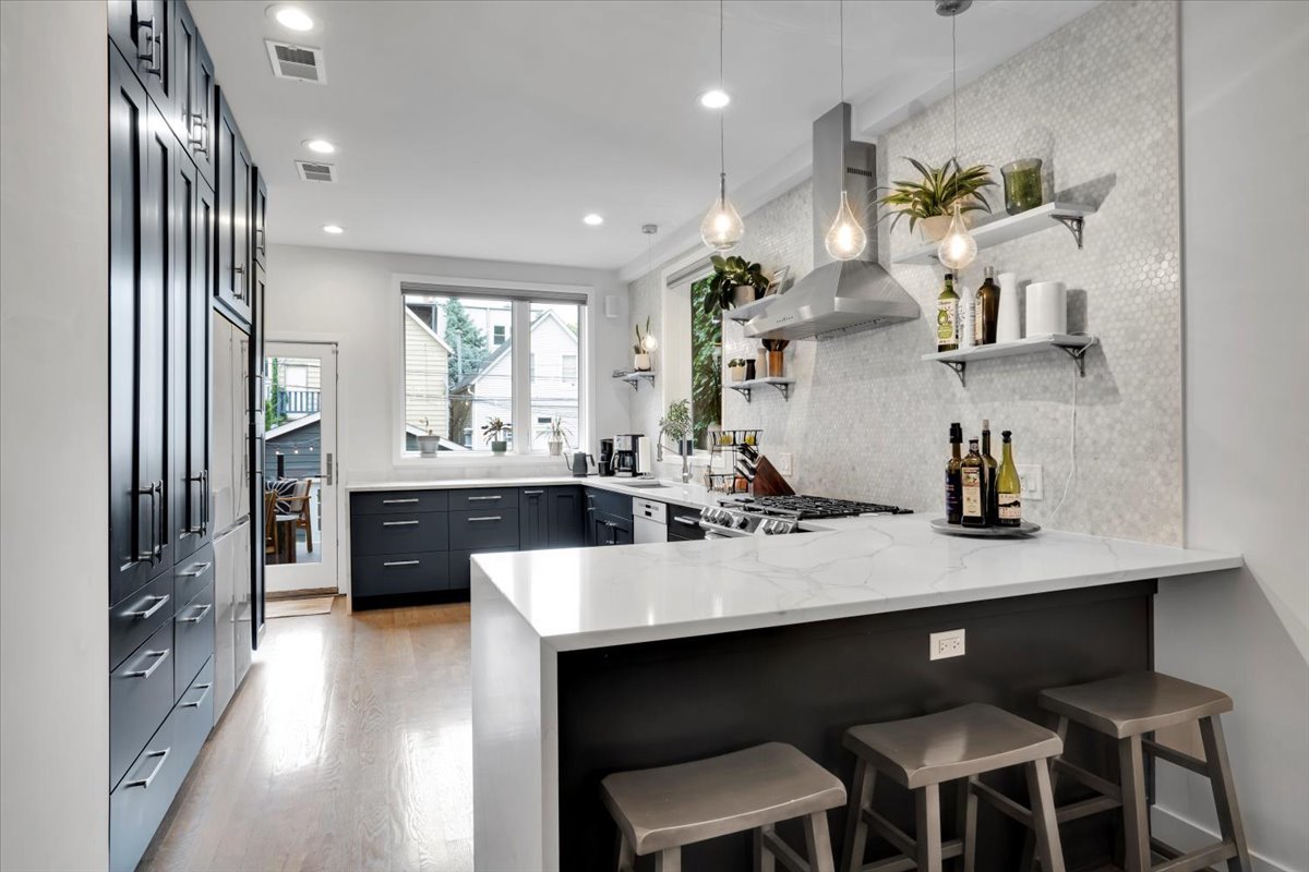 3033 N Seminary Avenue