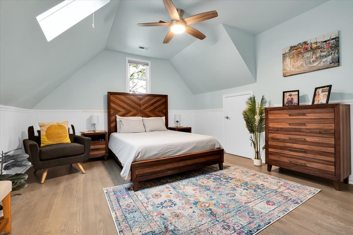 3033 N Seminary Avenue