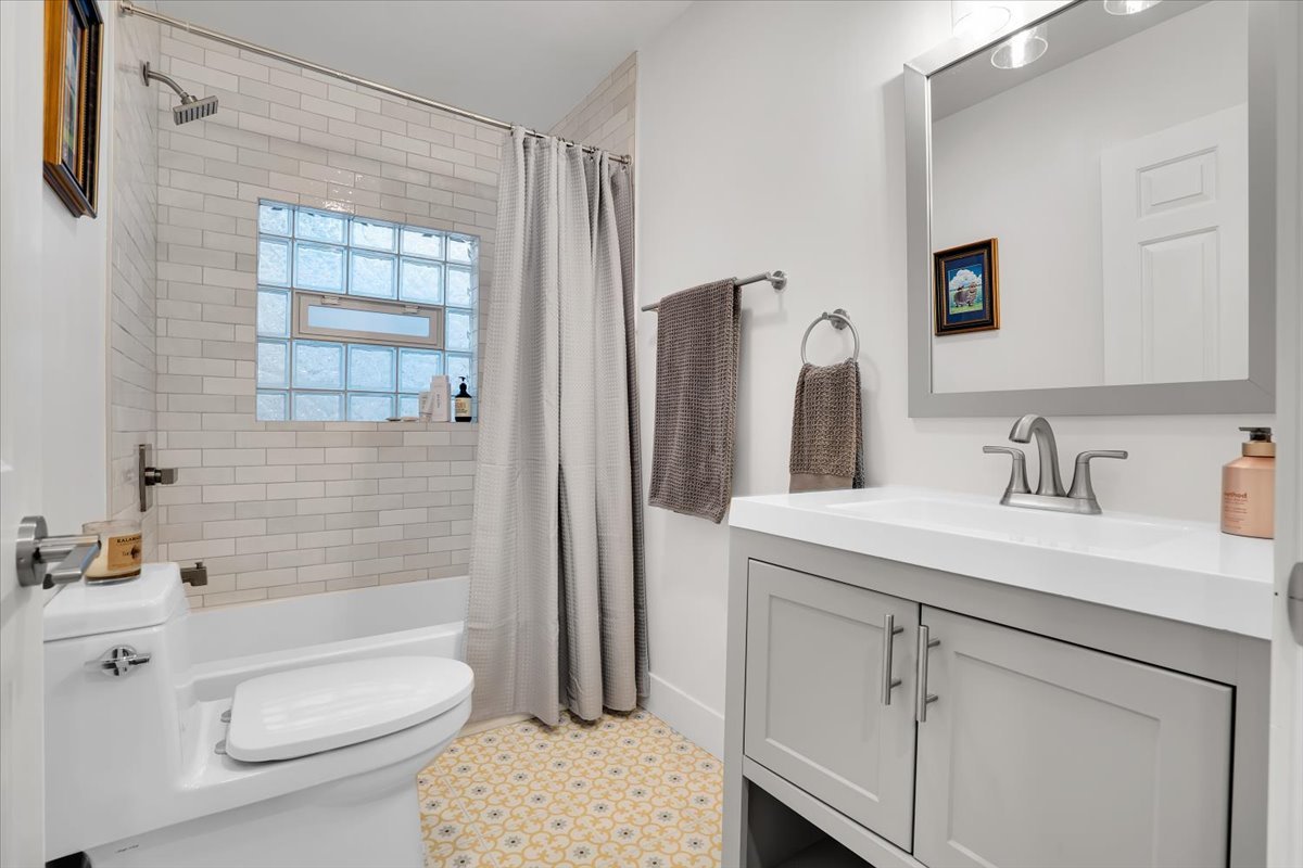 3033 N Seminary Avenue