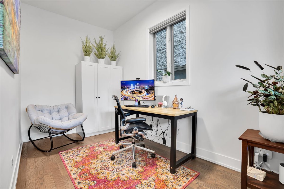 3033 N Seminary Avenue