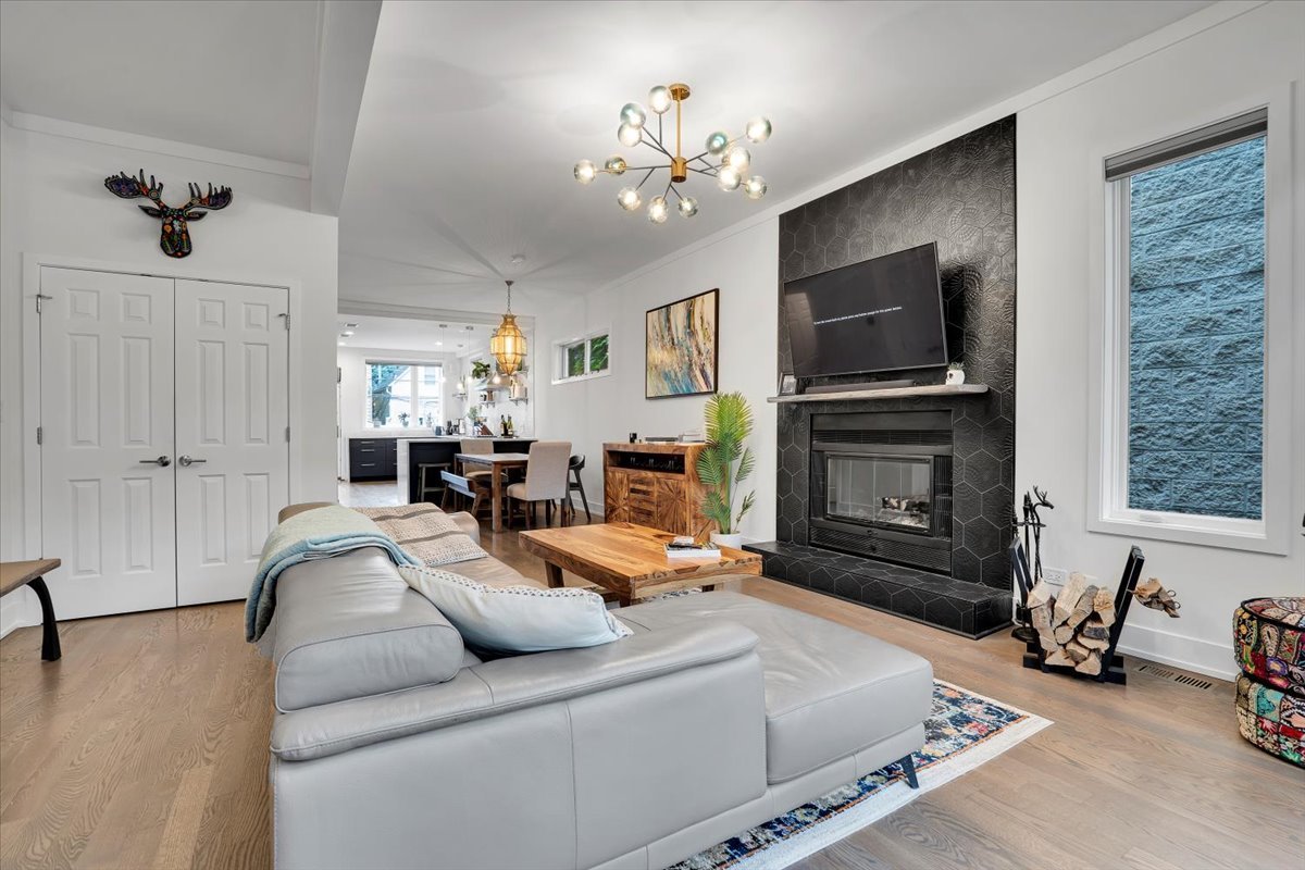 3033 N Seminary Avenue