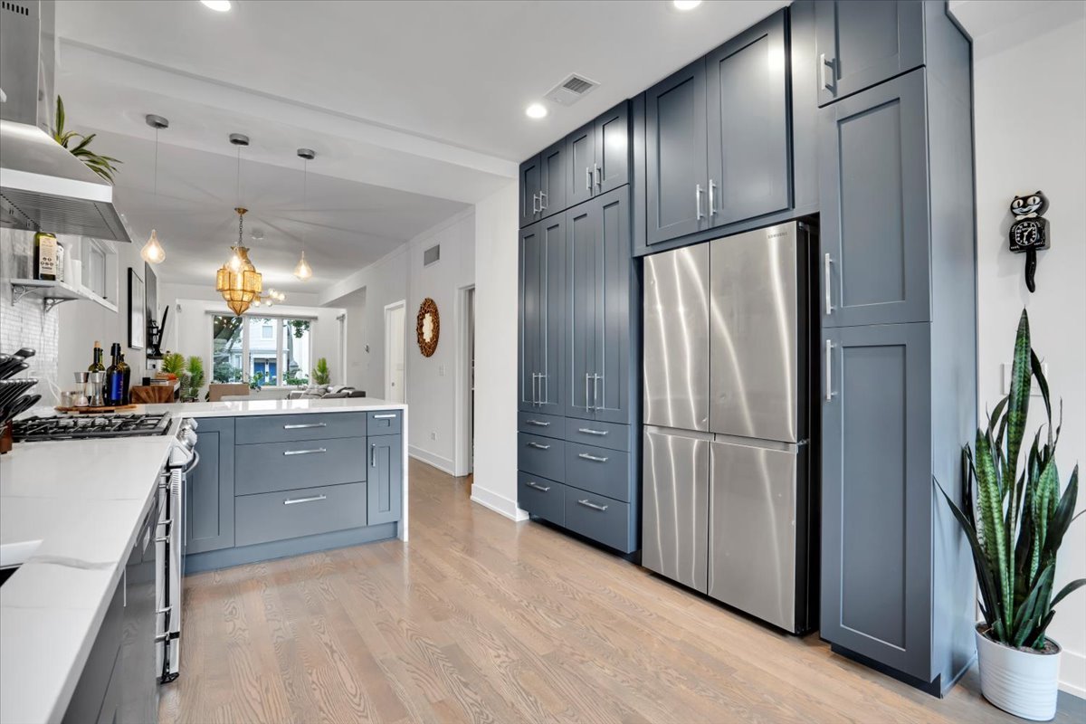 3033 N Seminary Avenue