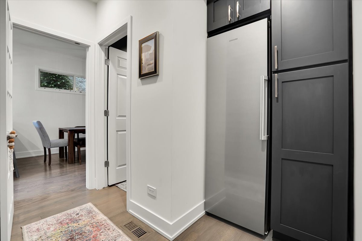 3033 N Seminary Avenue