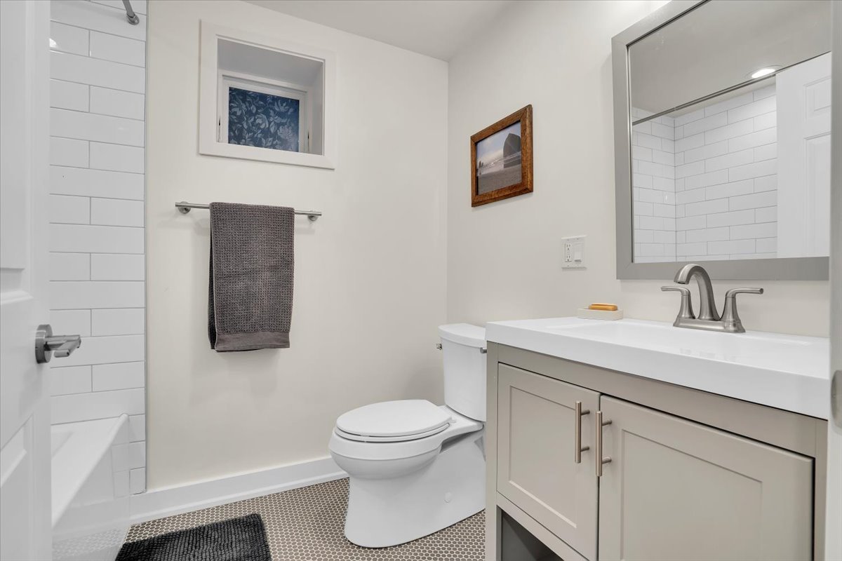 3033 N Seminary Avenue