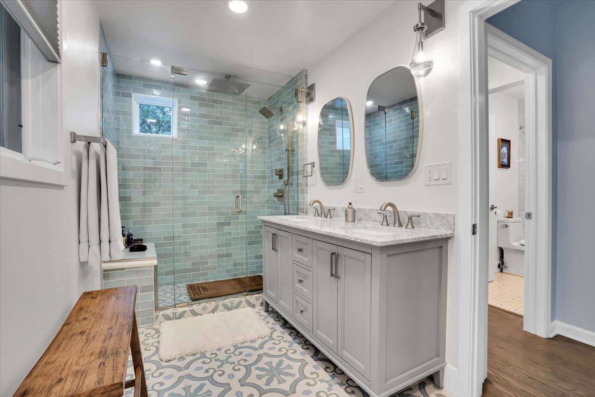 3033 N Seminary Avenue