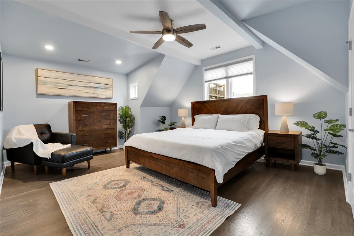 3033 N Seminary Avenue