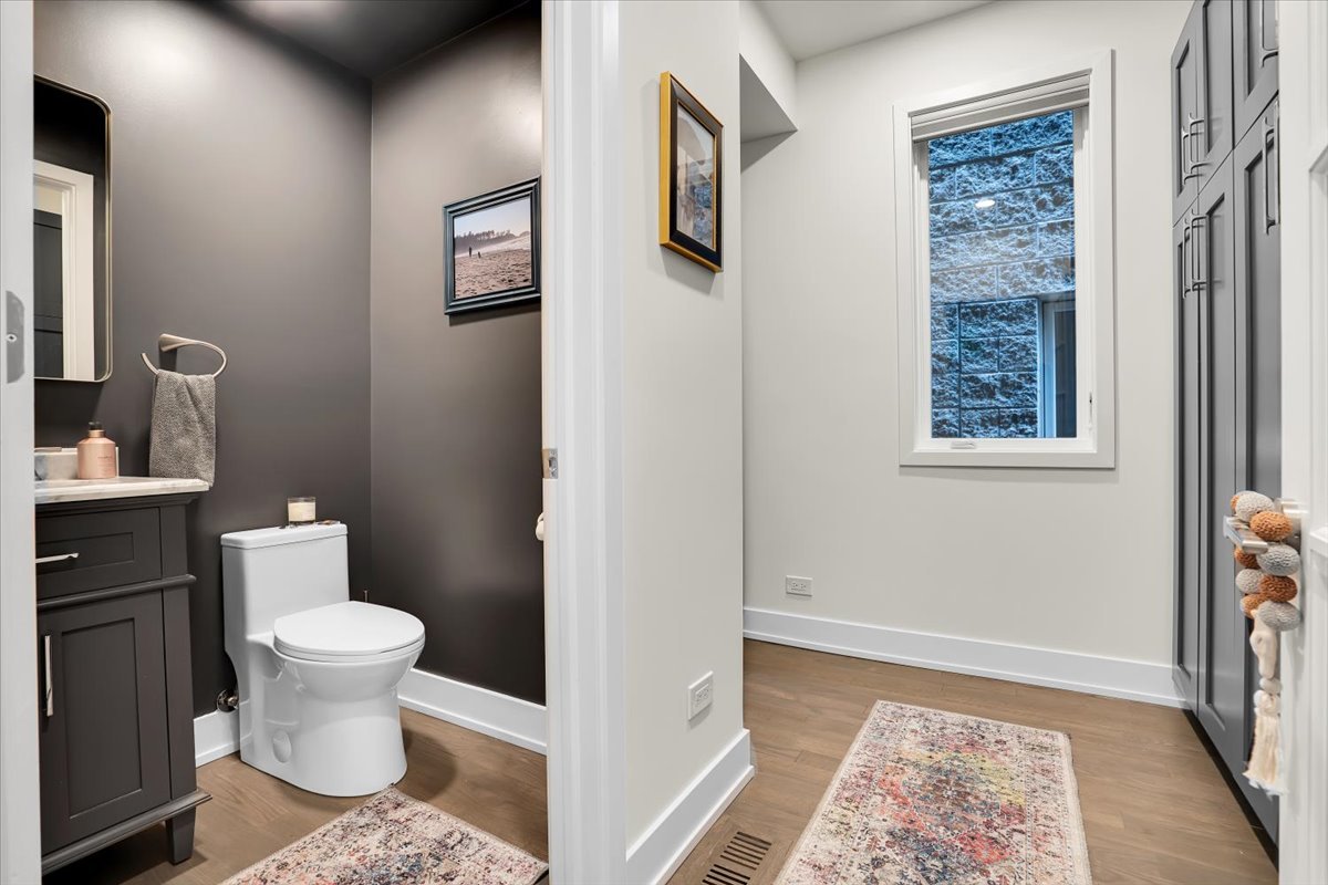 3033 N Seminary Avenue