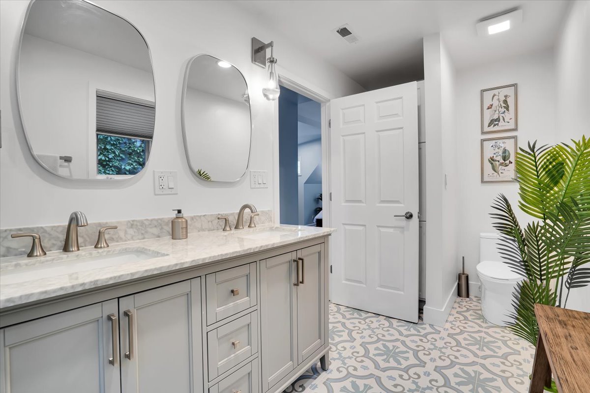 3033 N Seminary Avenue