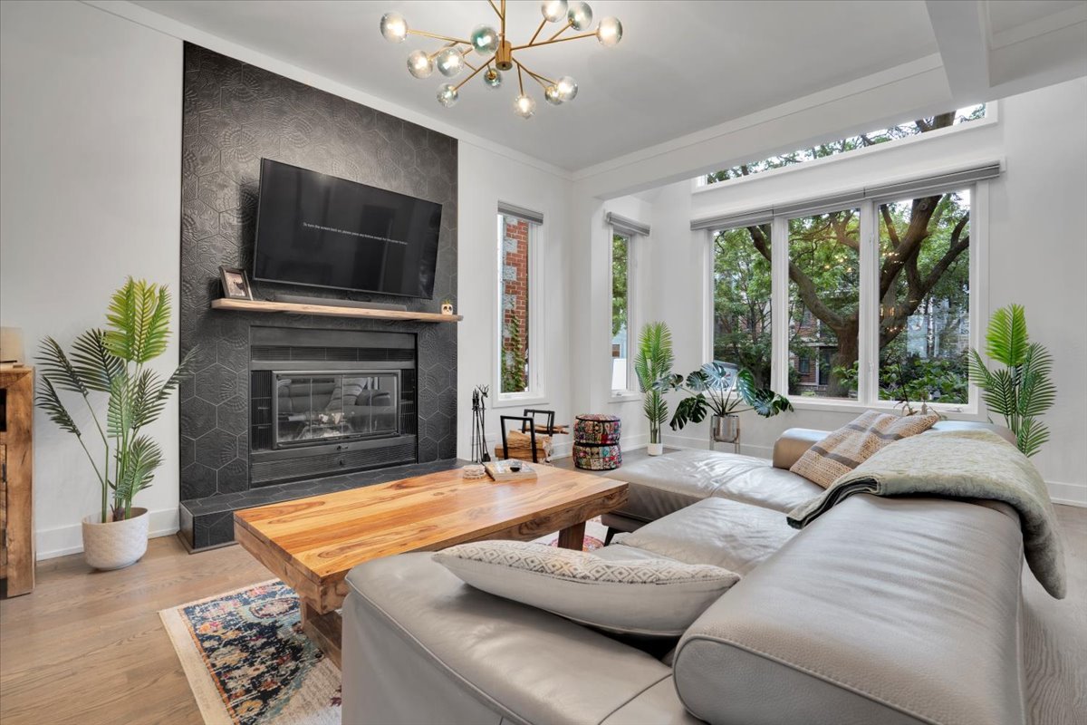 3033 N Seminary Avenue