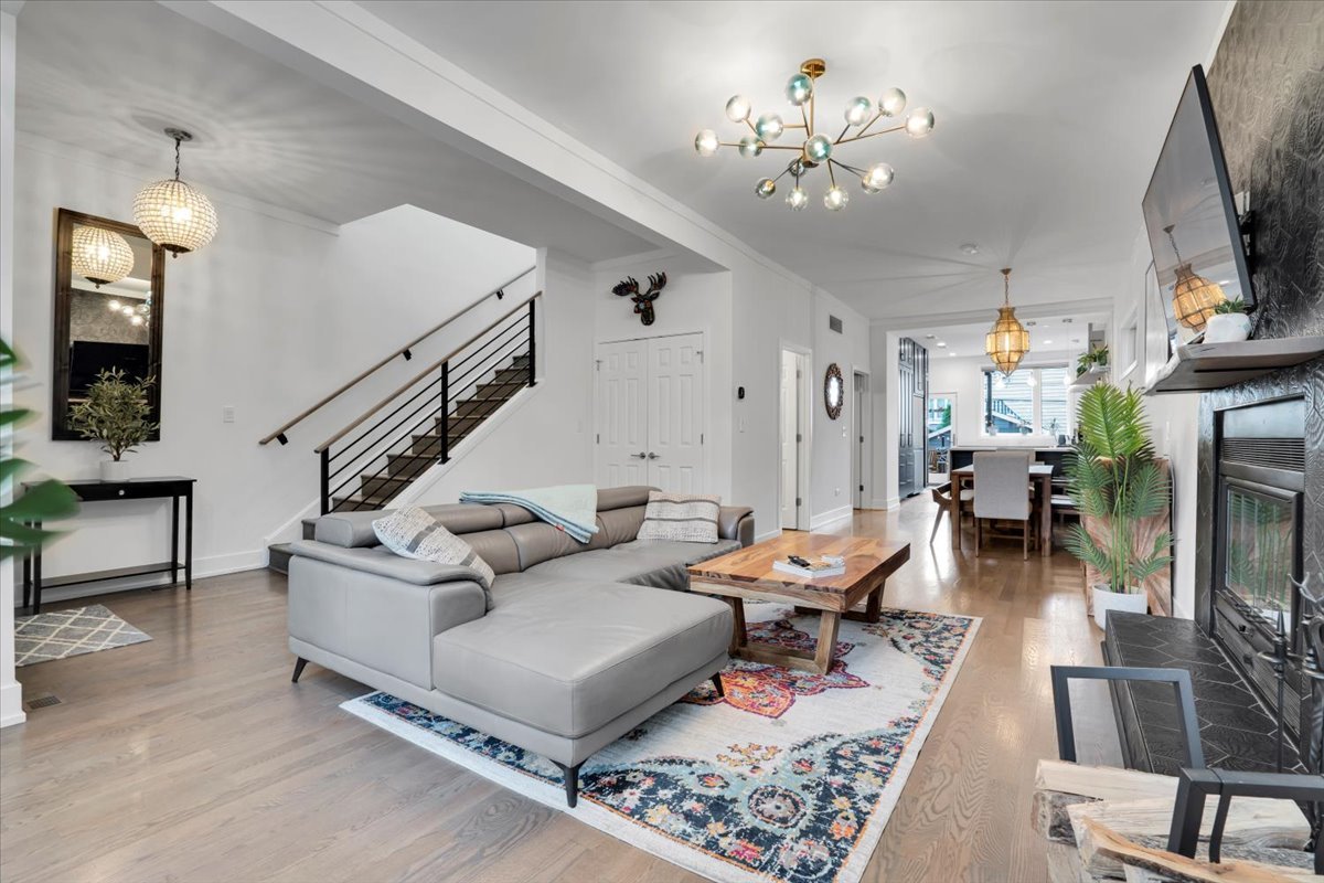 3033 N Seminary Avenue