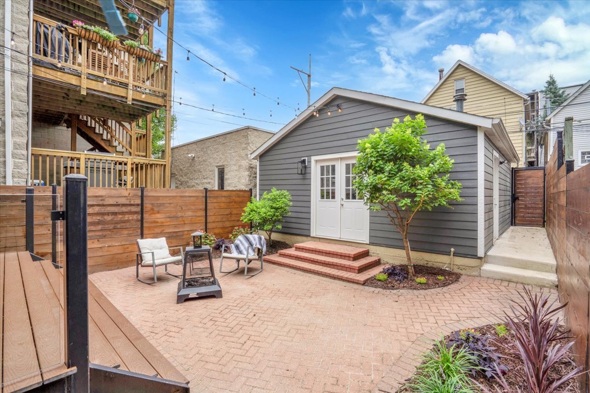 3033 N Seminary Avenue