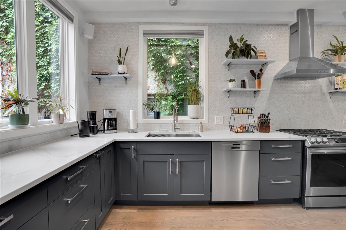 3033 N Seminary Avenue