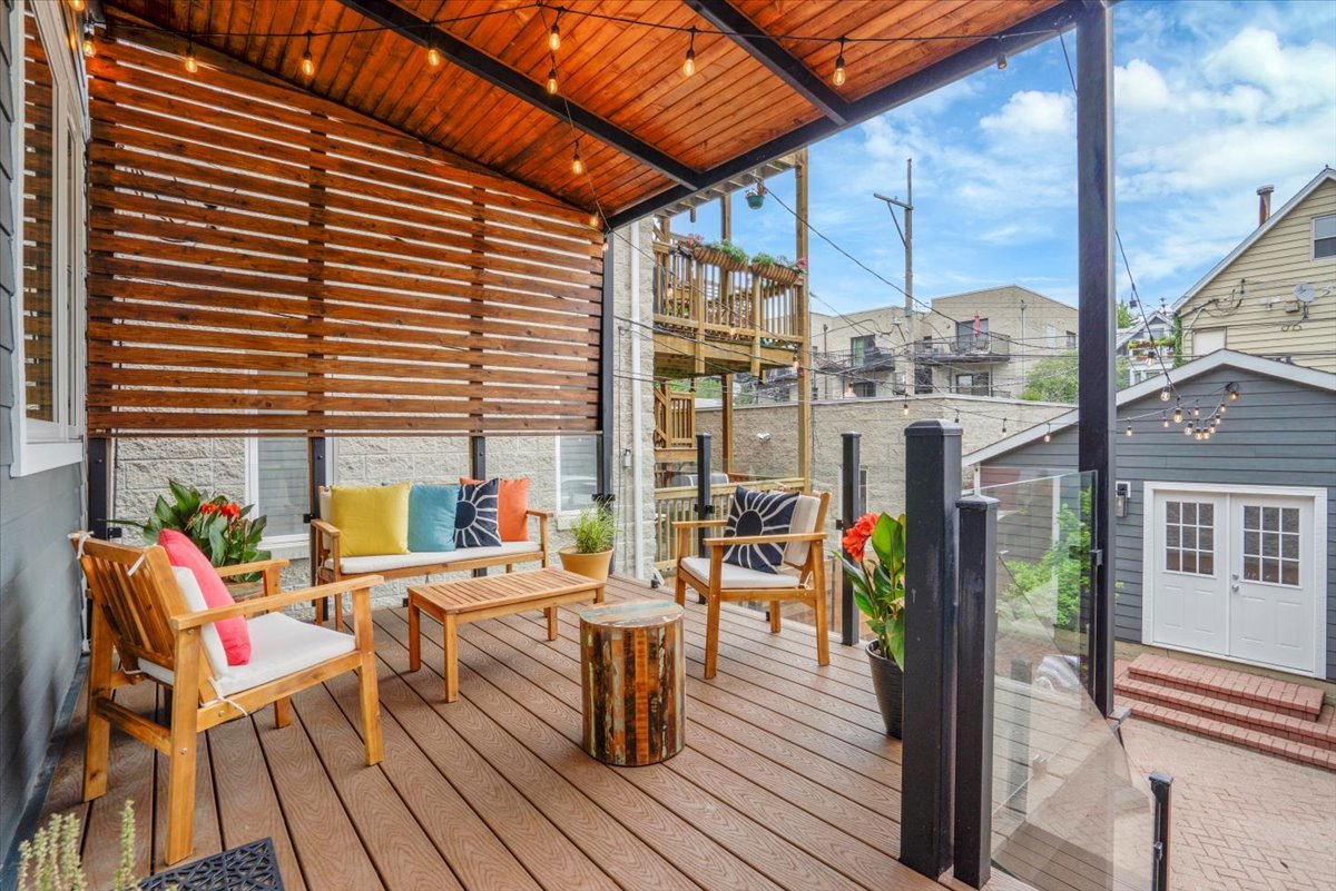 3033 N Seminary Avenue