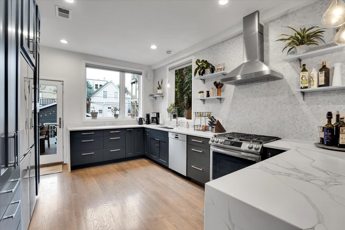 3033 N Seminary Avenue