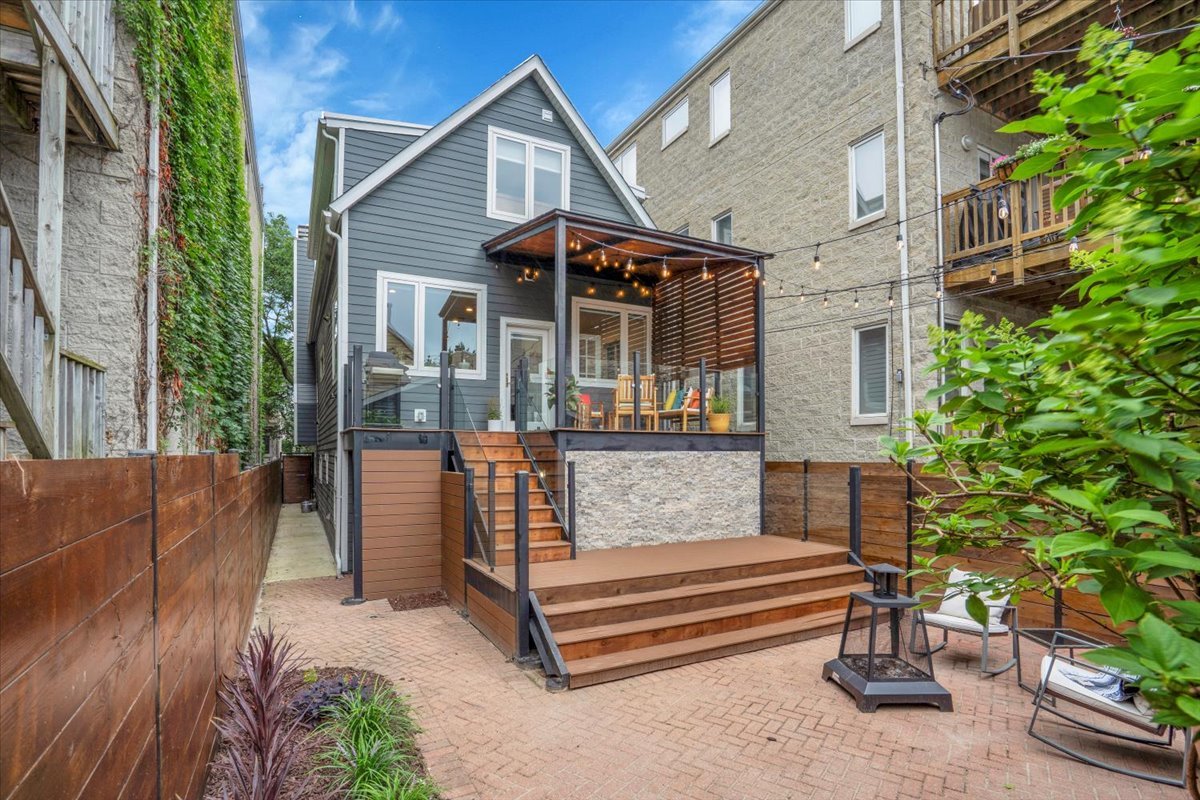 3033 N Seminary Avenue