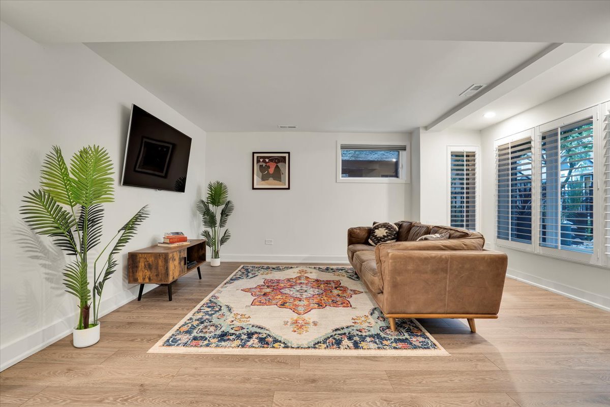 3033 N Seminary Avenue