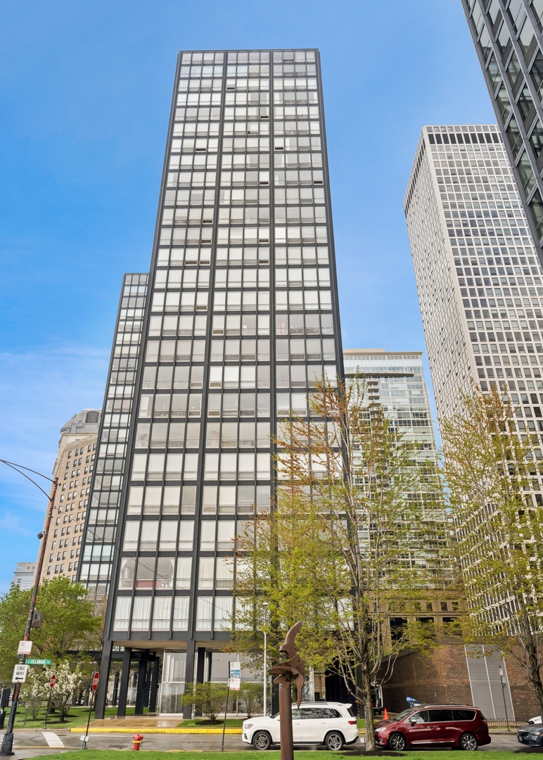 880 N LAKE SHORE Drive Unit: 6G