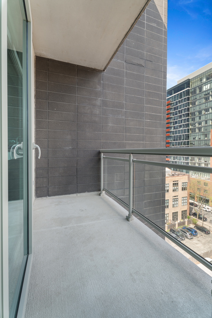 225 S Sangamon Street Unit: 802