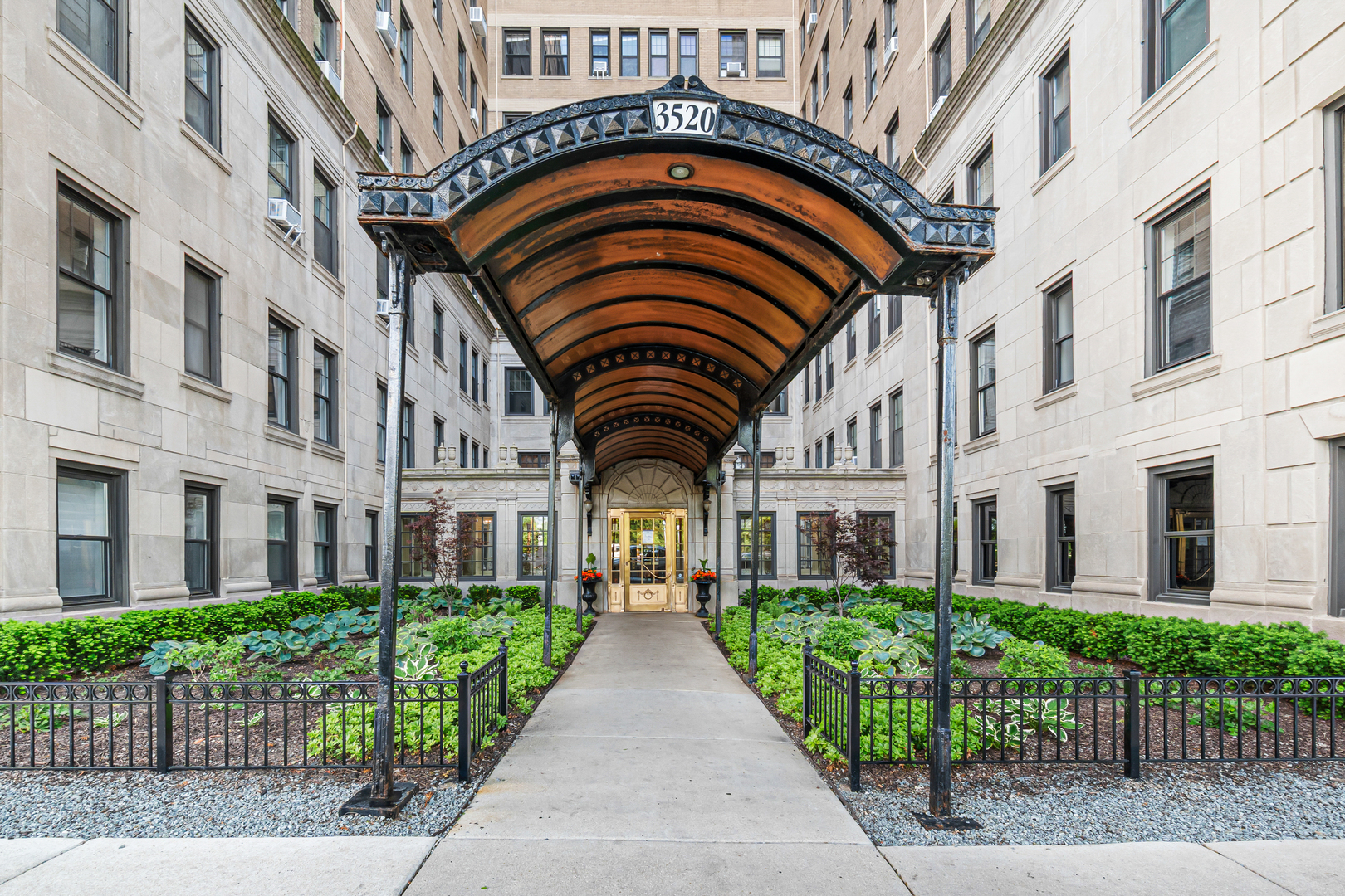 3520 N Lake Shore Drive Unit: 4P