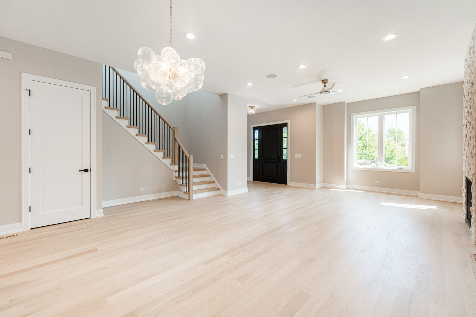 2218 W Oakdale Avenue