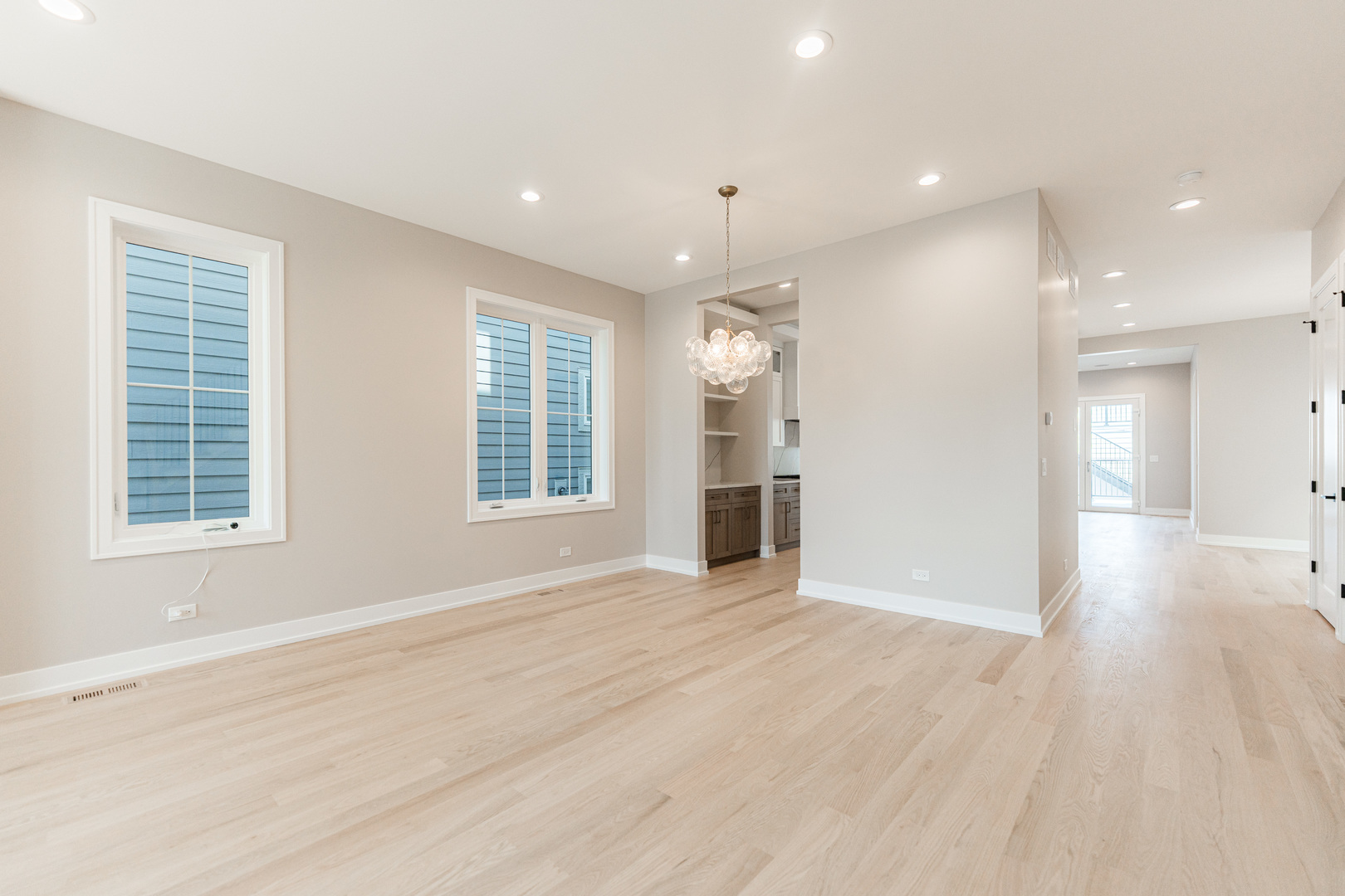 2218 W Oakdale Avenue