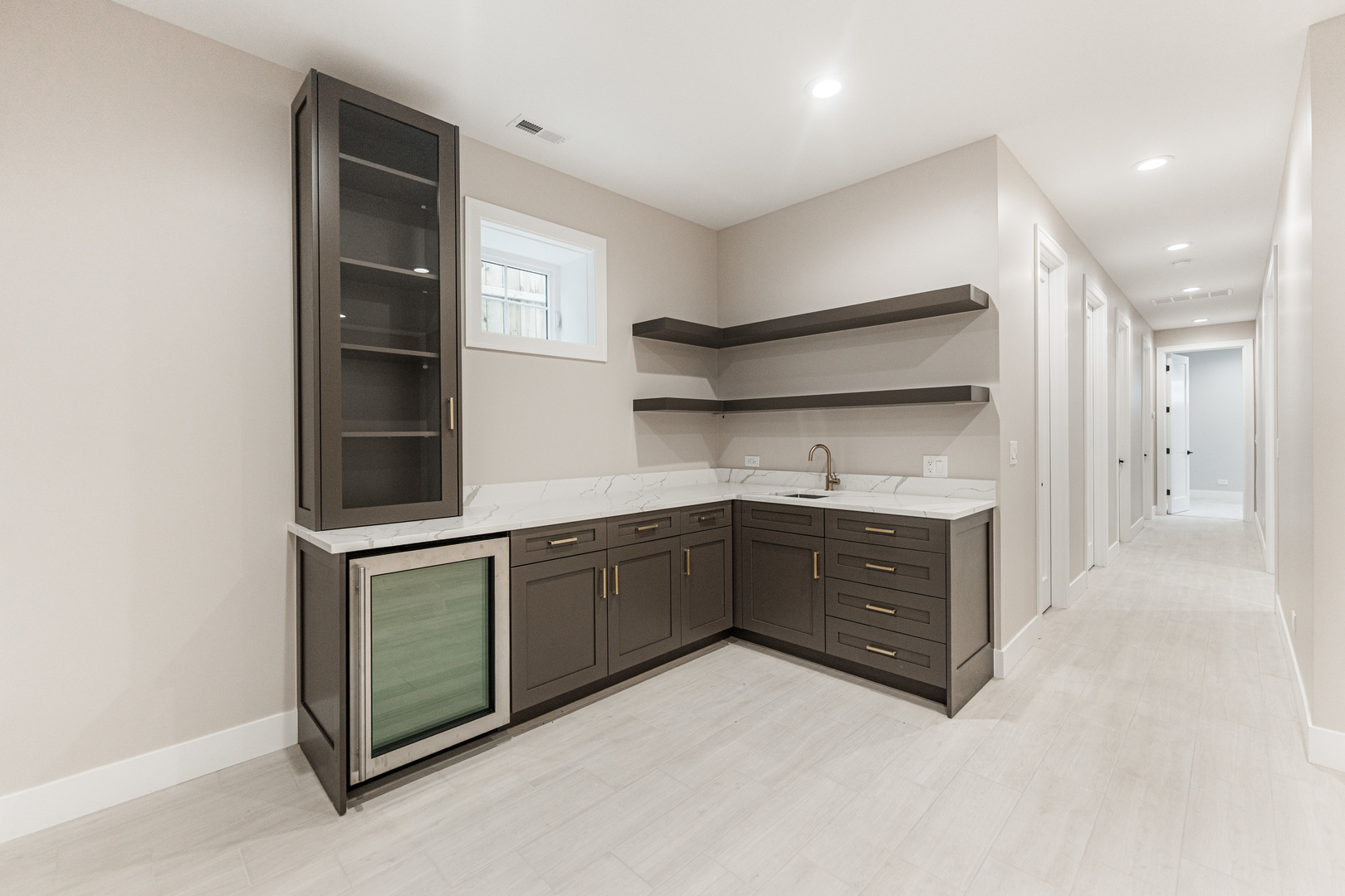 2218 W Oakdale Avenue