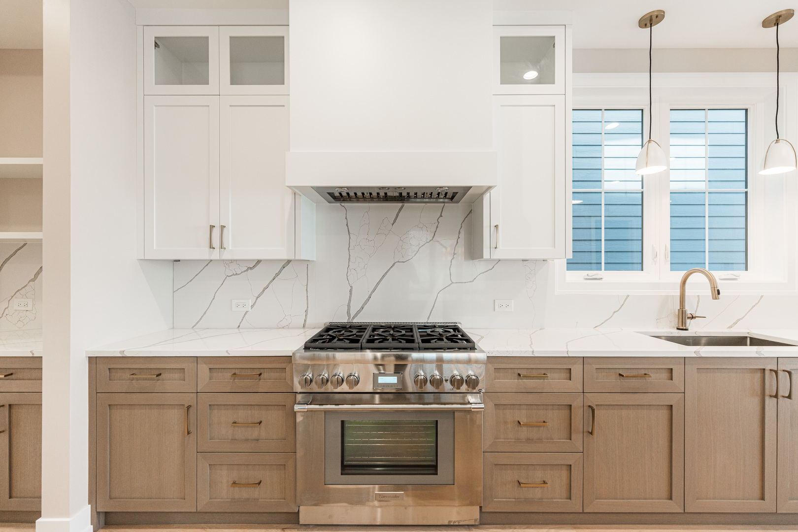 2218 W Oakdale Avenue