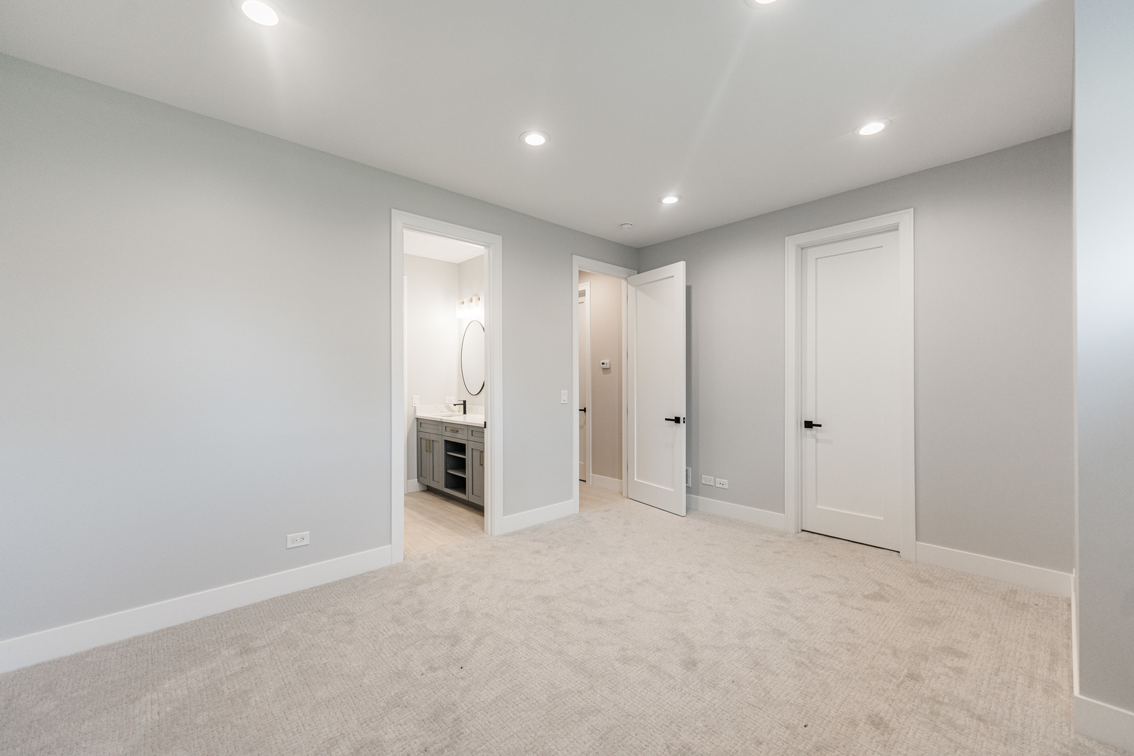 2218 W Oakdale Avenue