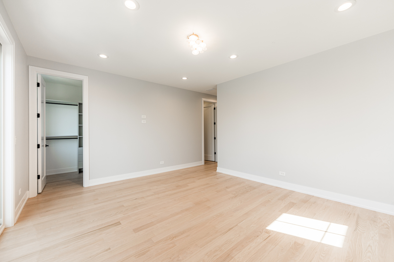 2218 W Oakdale Avenue