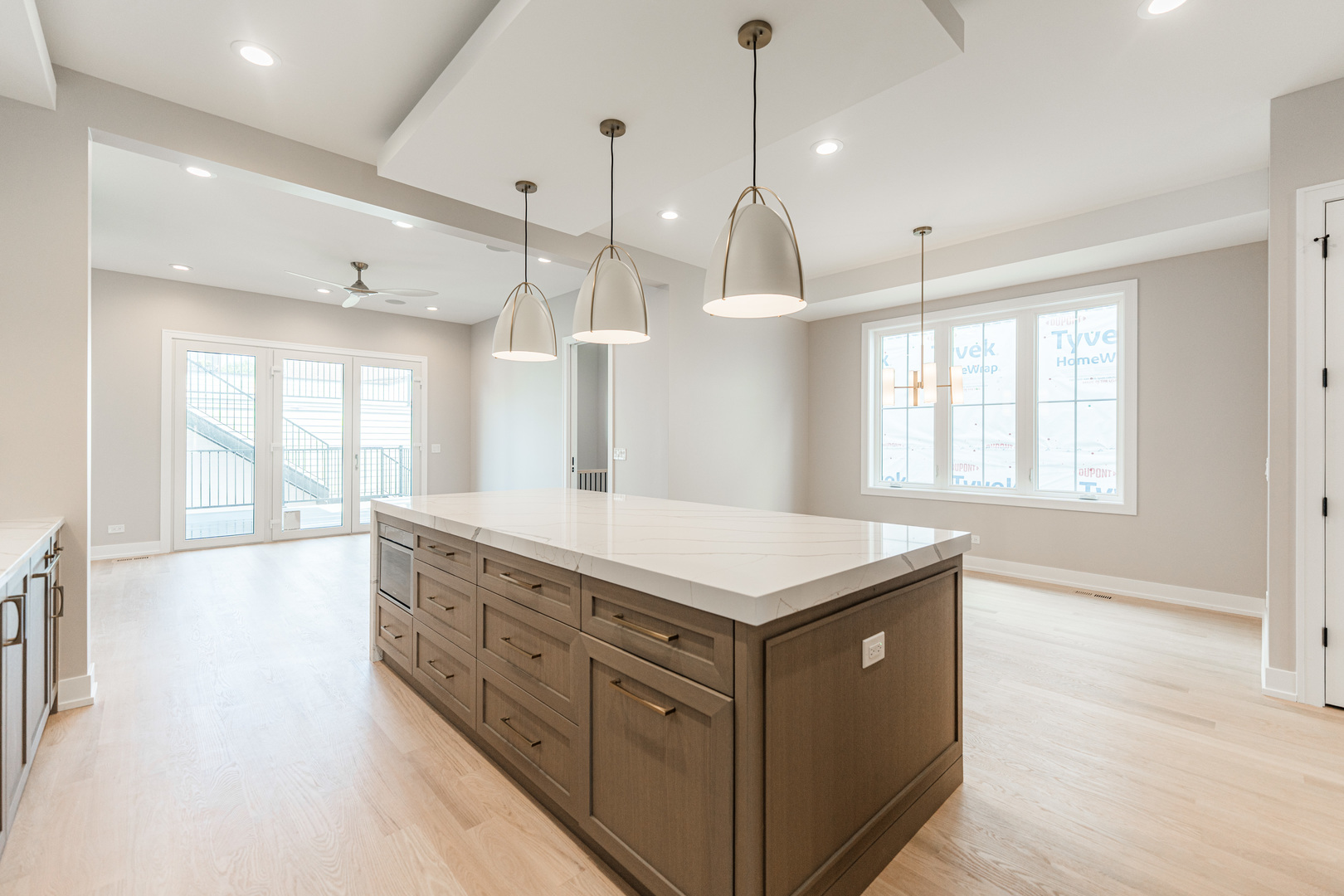 2218 W Oakdale Avenue