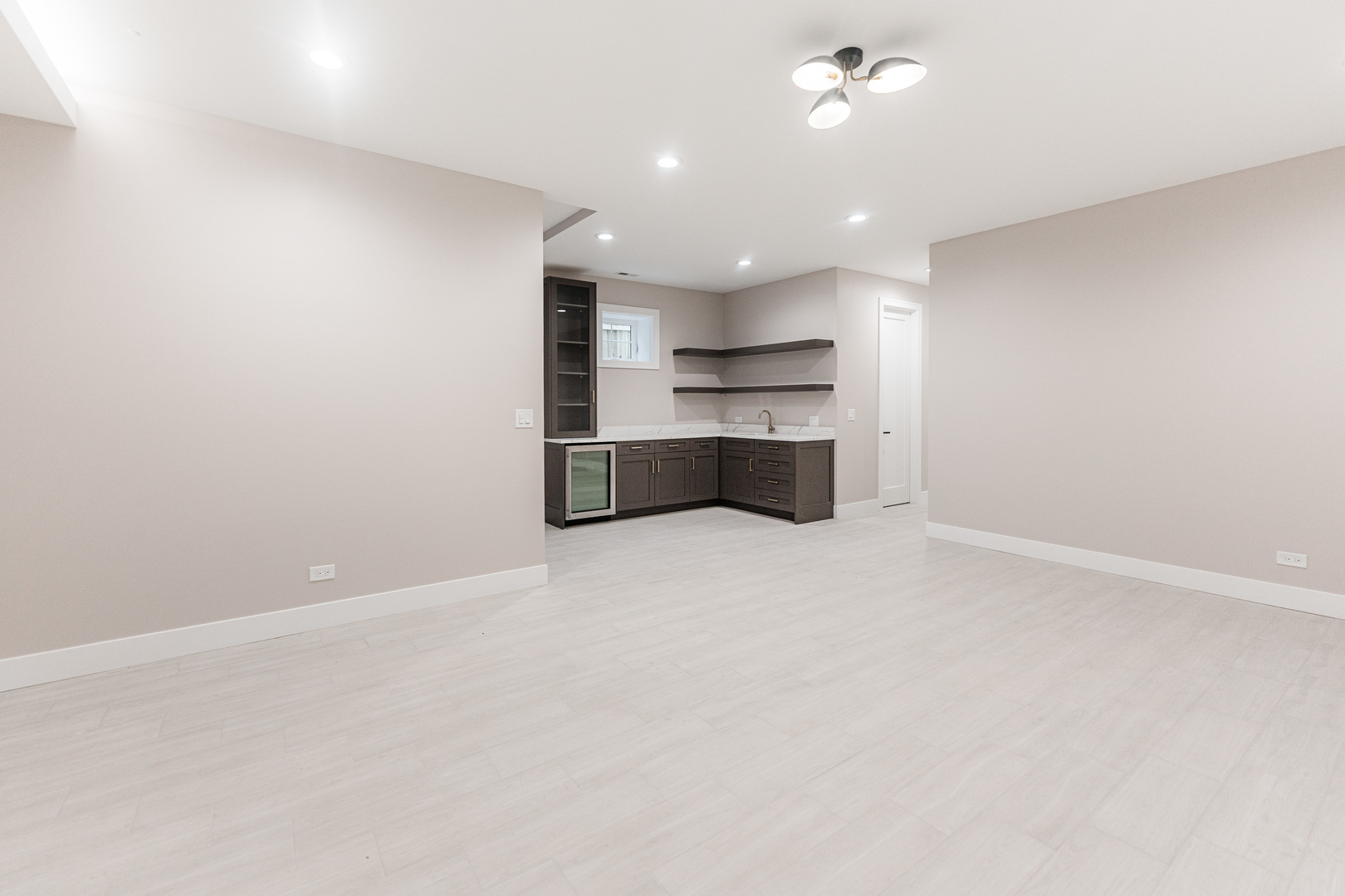 2218 W Oakdale Avenue