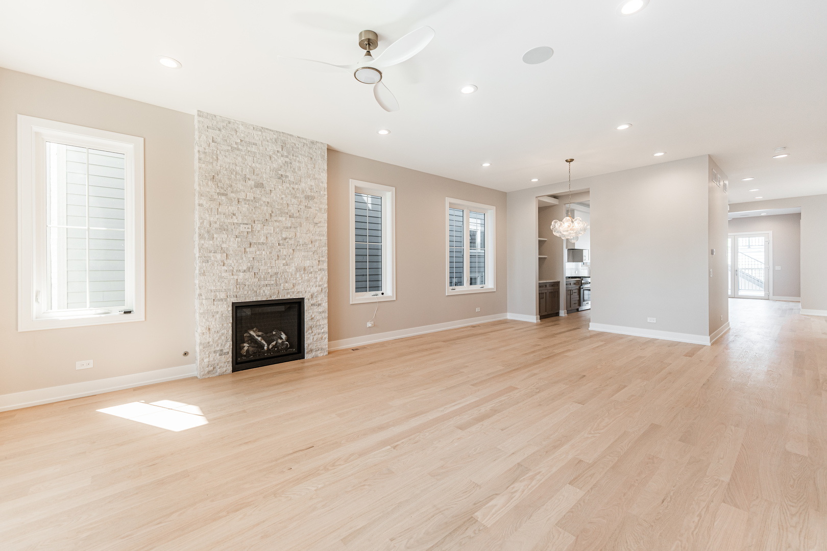 2218 W Oakdale Avenue