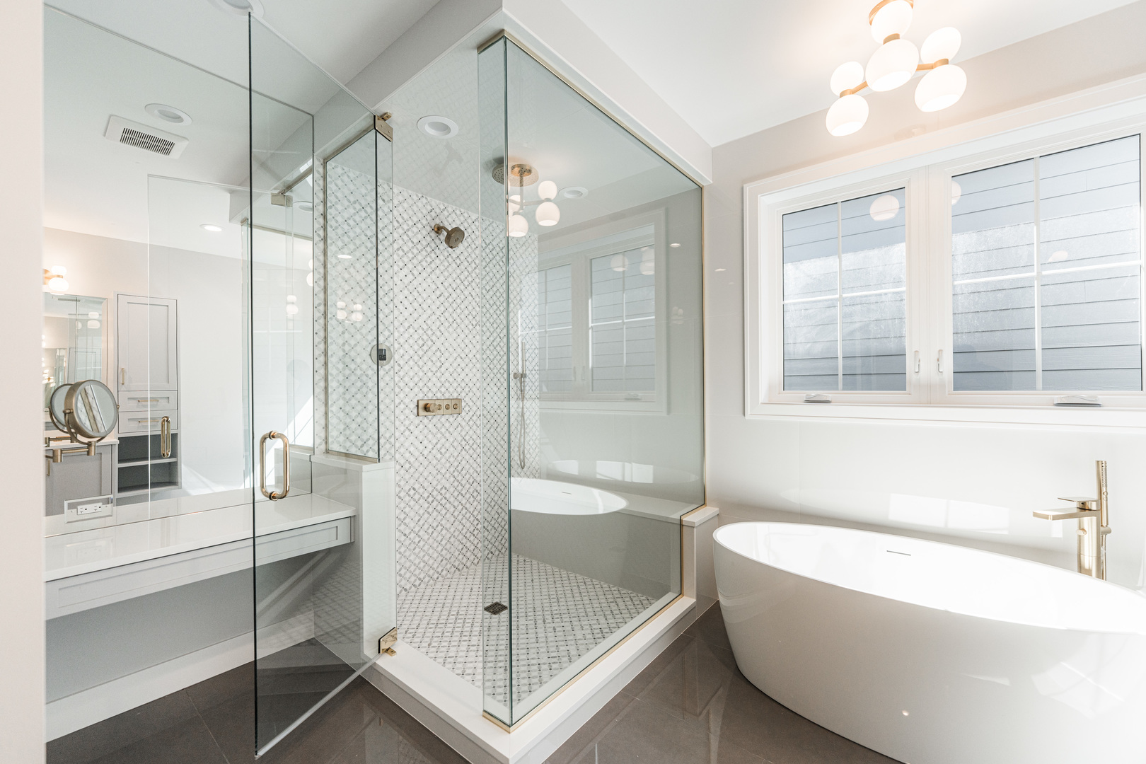 2218 W Oakdale Avenue