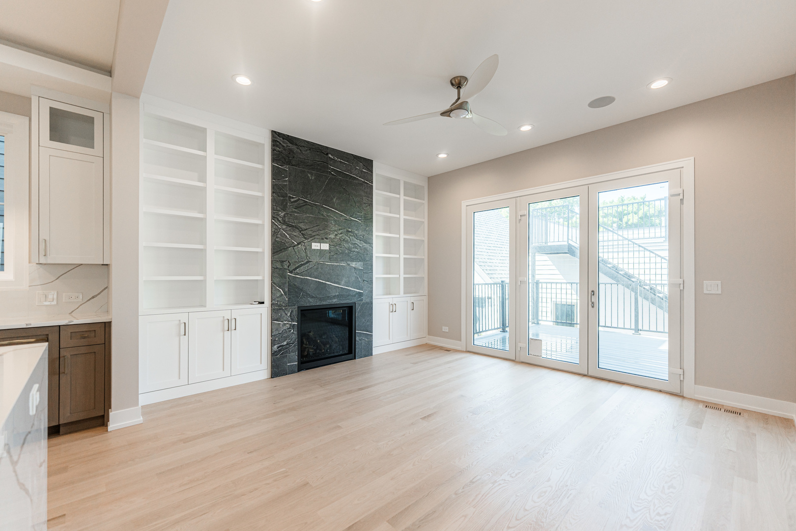 2218 W Oakdale Avenue