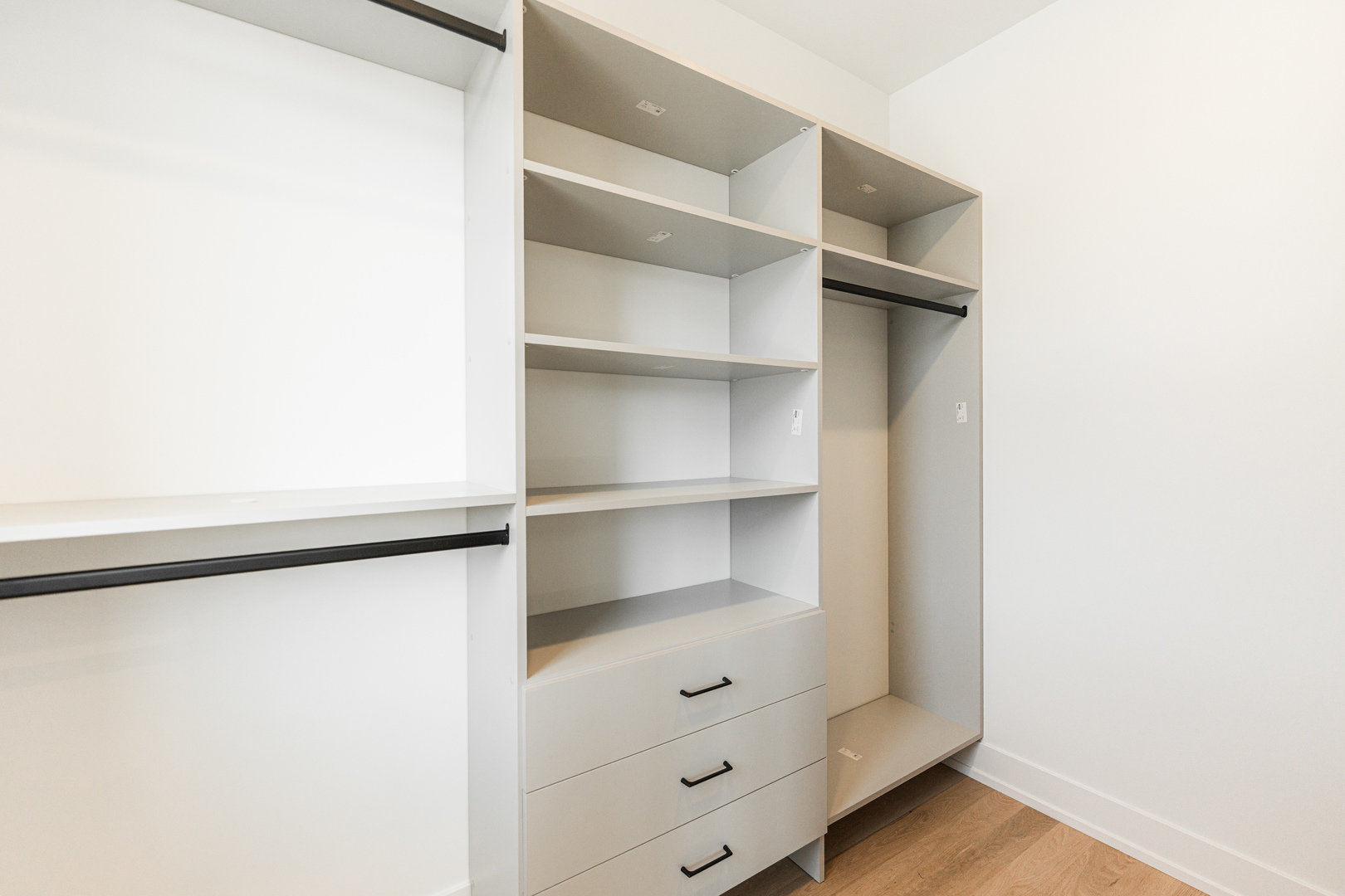 2218 W Oakdale Avenue