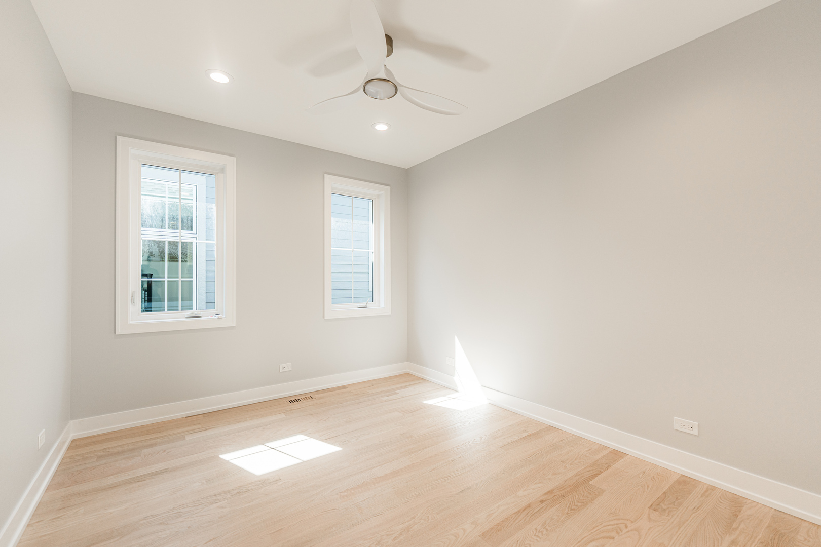 2218 W Oakdale Avenue