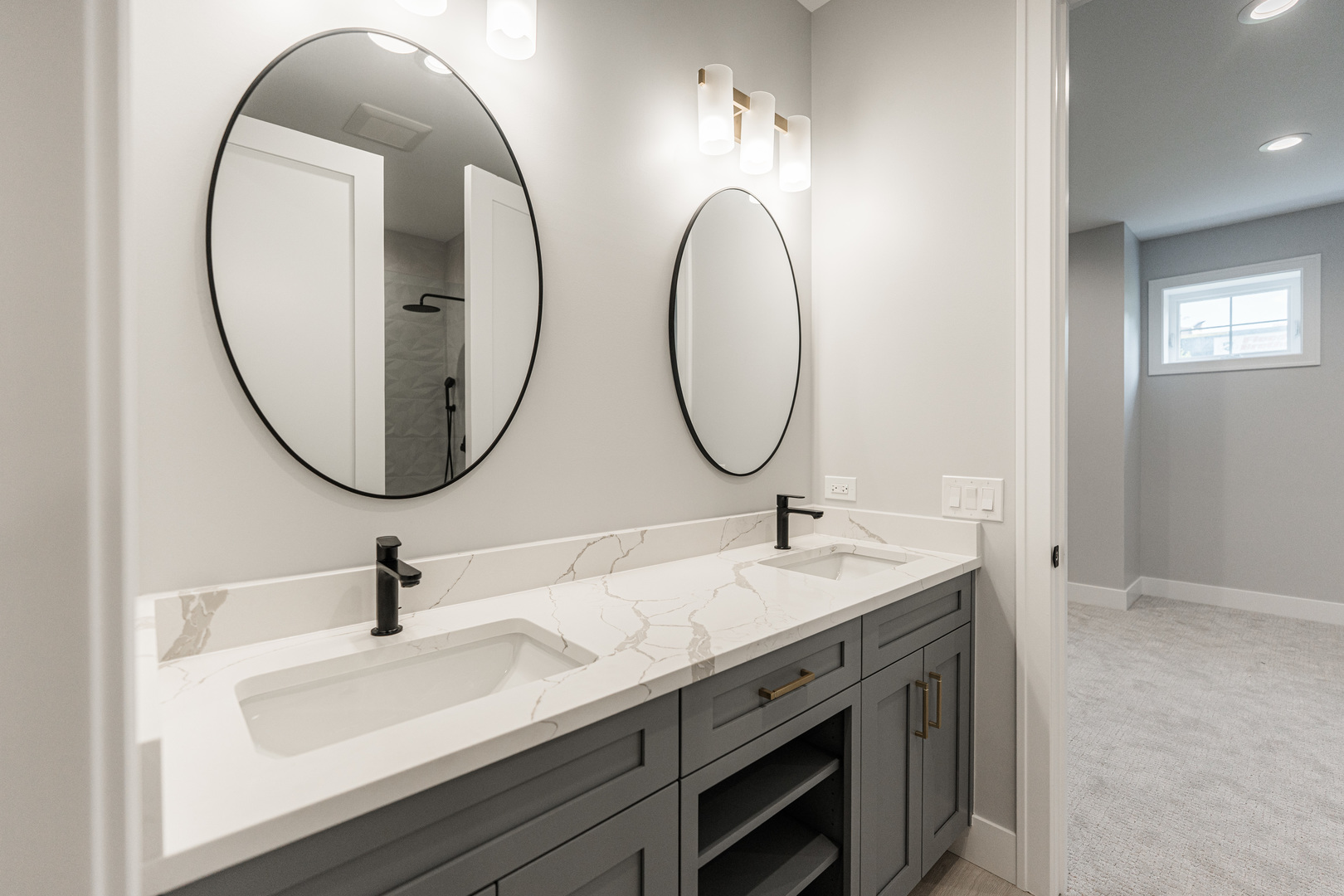 2218 W Oakdale Avenue