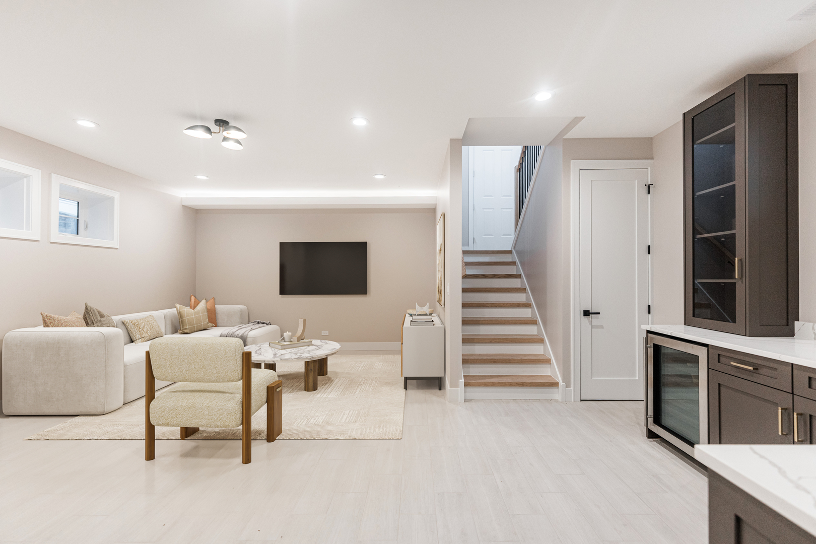 2218 W Oakdale Avenue