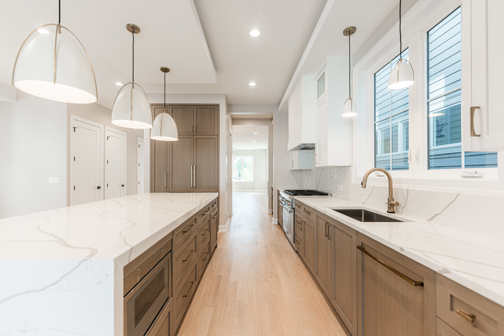 2218 W Oakdale Avenue