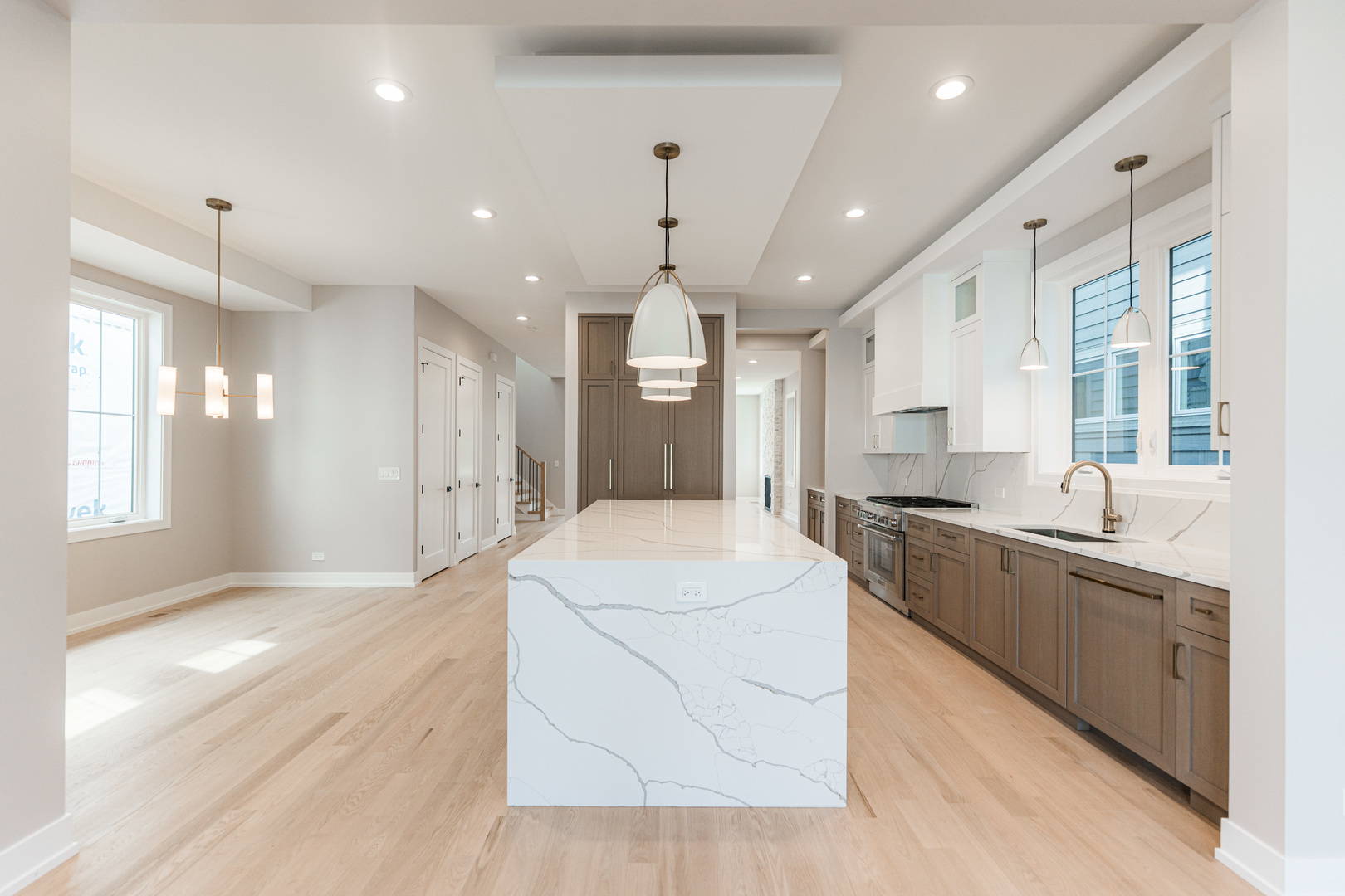 2218 W Oakdale Avenue