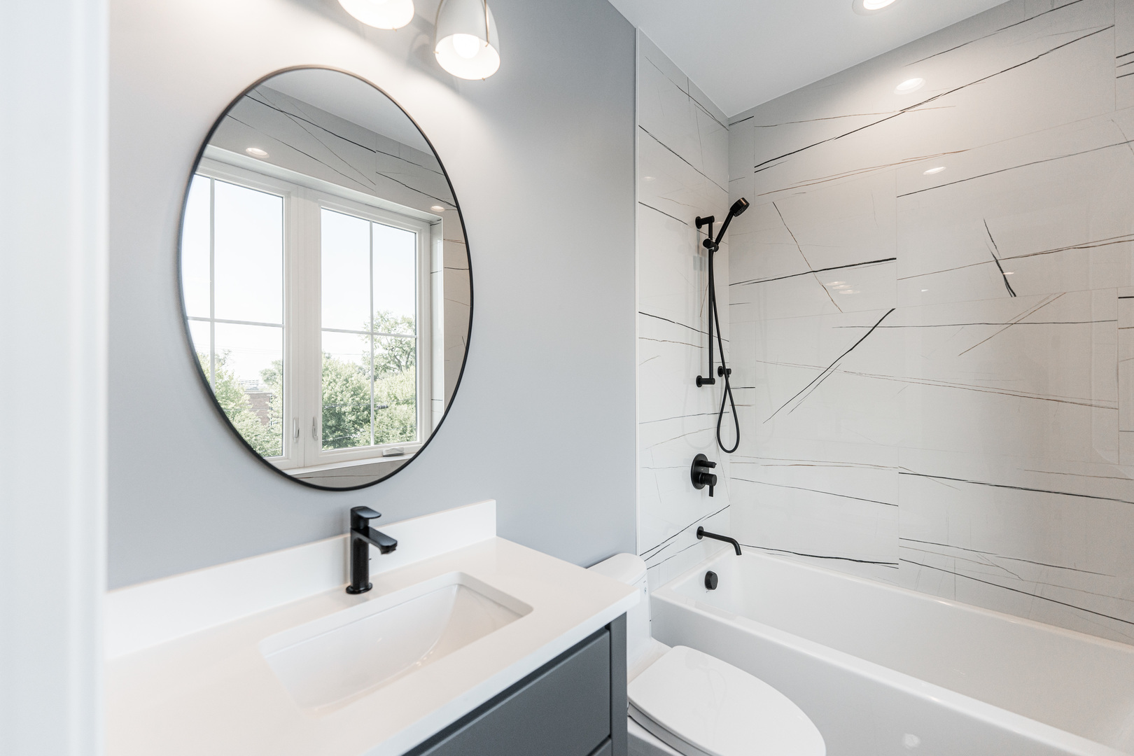 2218 W Oakdale Avenue