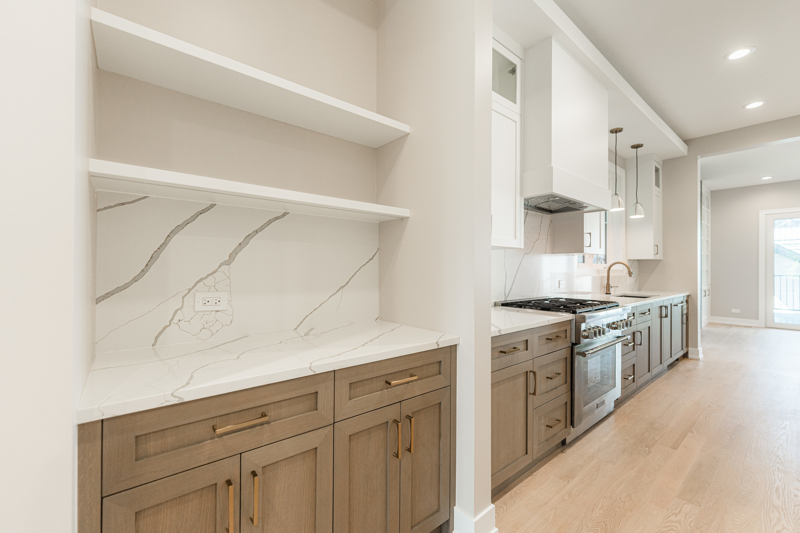 2218 W Oakdale Avenue