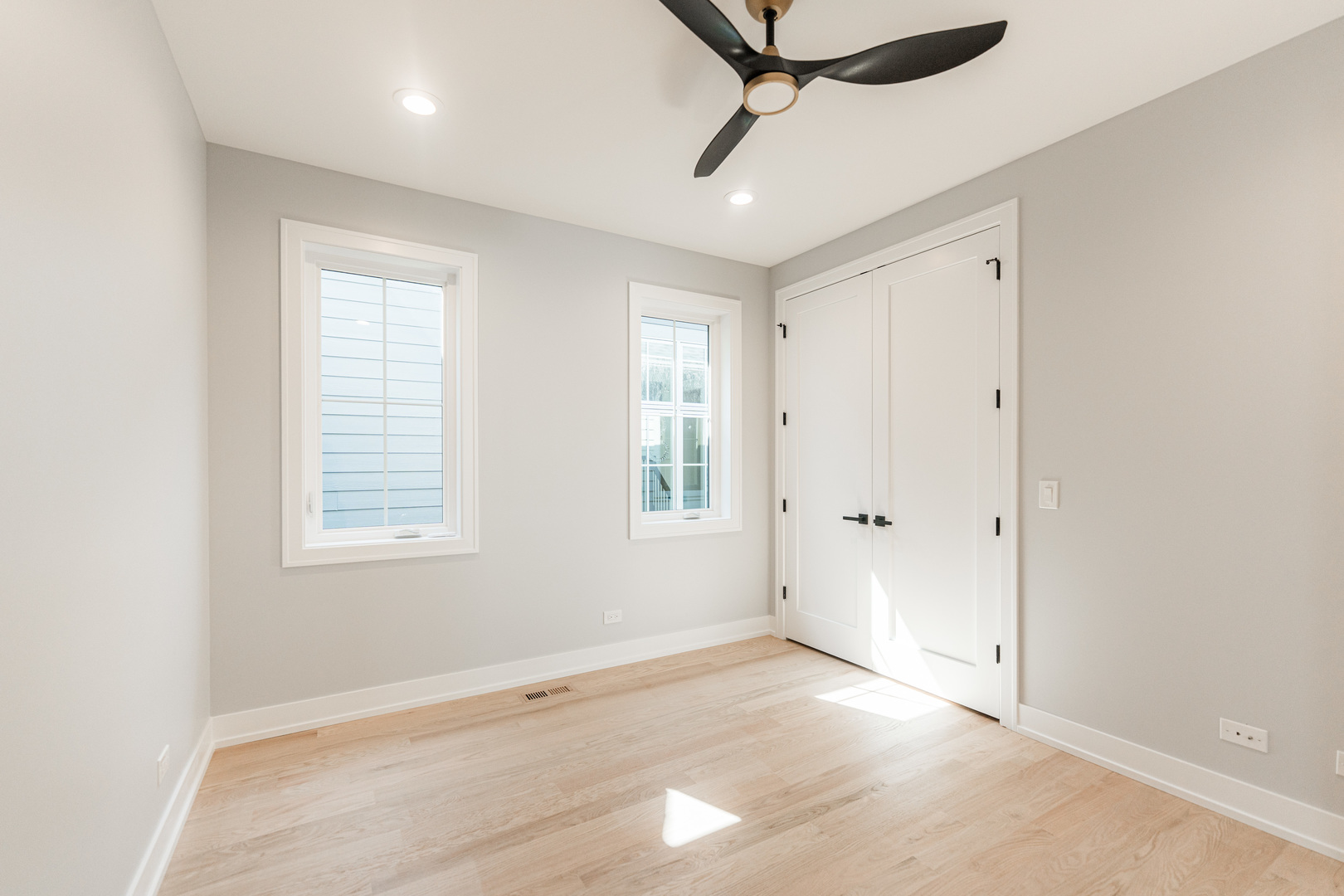 2218 W Oakdale Avenue